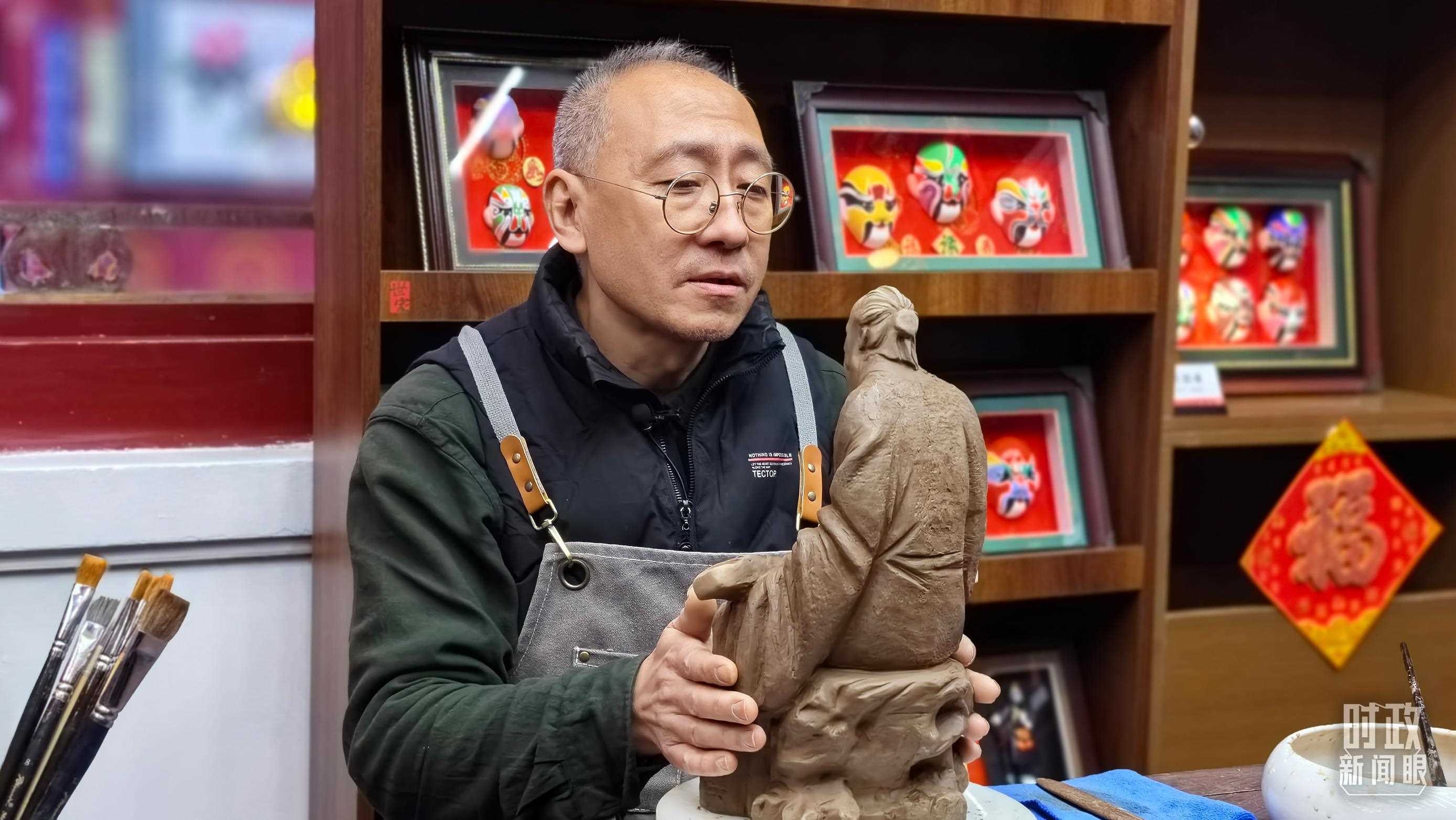 △“泥人張”的匠人正在雕塑。（總臺(tái)央視記者潘毅拍攝）