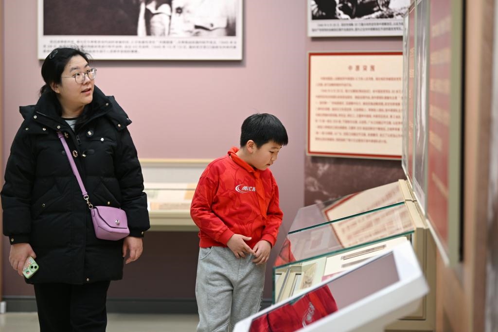 2024年1月28日，家長(zhǎng)帶著孩子在平津戰(zhàn)役紀(jì)念館內(nèi)參觀。