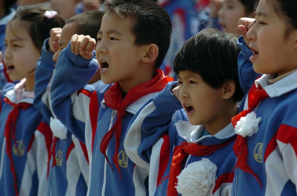 2006年4月5日，天津緣誠小學(xué)的同學(xué)們來到平津戰(zhàn)役紀(jì)念館祭奠英烈，表達(dá)對(duì)革命先烈的緬懷之情。