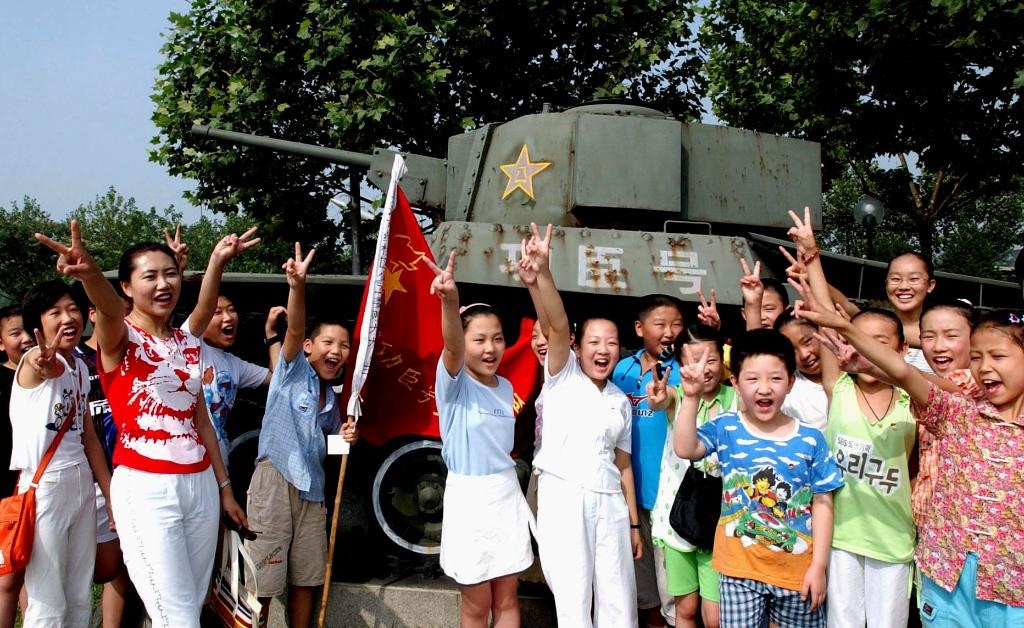 2003年7月31日，天津市紅橋區(qū)躍進(jìn)里小學(xué)少先隊(duì)員來到平津戰(zhàn)役紀(jì)念館“功臣號(hào)坦克”前，開展以“揚(yáng)軍威做革命接班人”為主題的隊(duì)日活動(dòng)?！鞍艘弧苯ㄜ姽?jié)前夕，天津市在少先隊(duì)員中廣泛開展“仰望革命英烈頌我軍威”等紀(jì)念活動(dòng)。