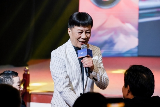 “何以中國·向海泉州”網(wǎng)絡(luò)主題活動(dòng)現(xiàn)場，陳百潭演出時(shí)與觀眾互動(dòng)。泉州廣播電視臺(tái)供圖