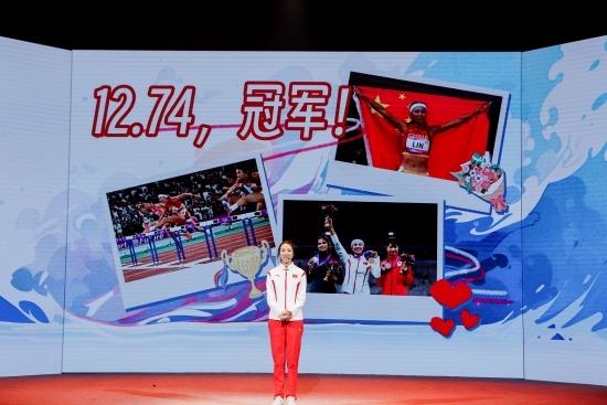 “何以中國(guó)·向海泉州”網(wǎng)絡(luò)主題活動(dòng)現(xiàn)場(chǎng)，林雨薇講述奪冠經(jīng)歷。泉州廣播電視臺(tái)供圖