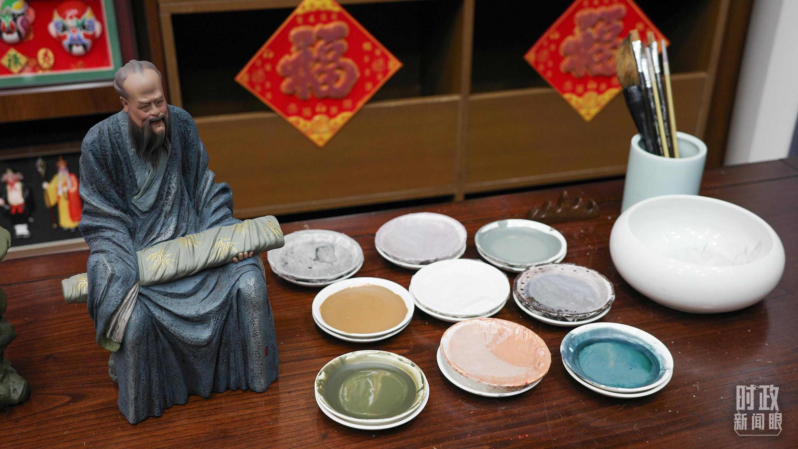 △天津古文化街，泥人張店鋪的上色顏料展示。（總臺央視記者覃思拍攝）