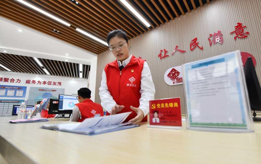 △2023年12月14日，廣西南寧市蟠龍社區(qū)，工作人員在為居民服務(wù)。