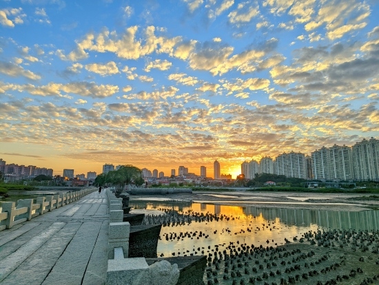 夕陽(yáng)余暉下的洛陽(yáng)橋（局部）。受訪者供圖