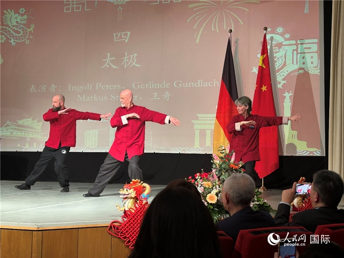 太極，表演者：Ingolf Peters、Gerlinde Gundlach、Markus Stüber