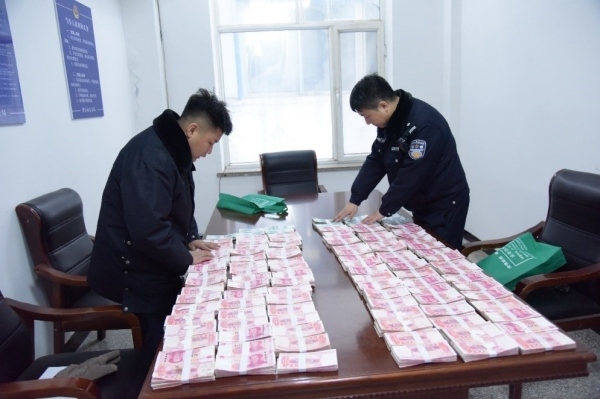 民警清點涉案資金。磐石市公安局供圖