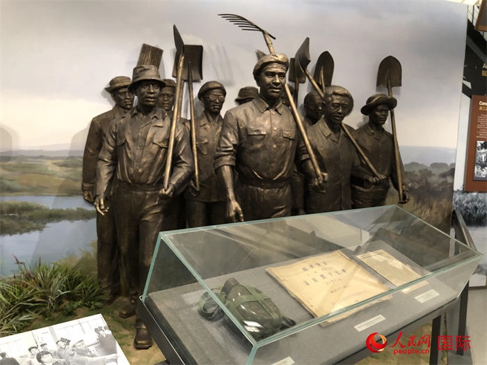 紀(jì)念園中展覽的筑路場(chǎng)景 。人民網(wǎng)記者 黃培昭攝