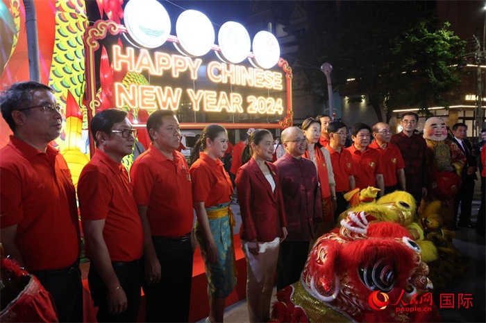 中泰嘉賓在曼谷唐人街耀華力路合影。 人民網(wǎng)記者 張矜若攝