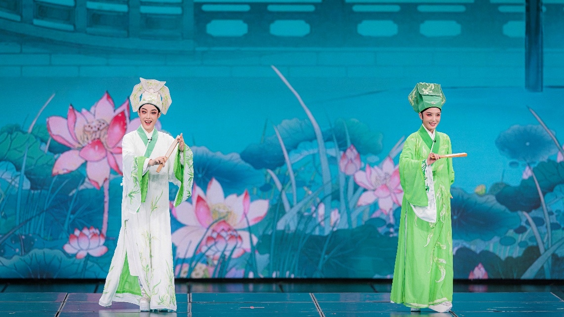 青年越劇演員陳麗君、李云霄彩排現(xiàn)場。主辦方供圖