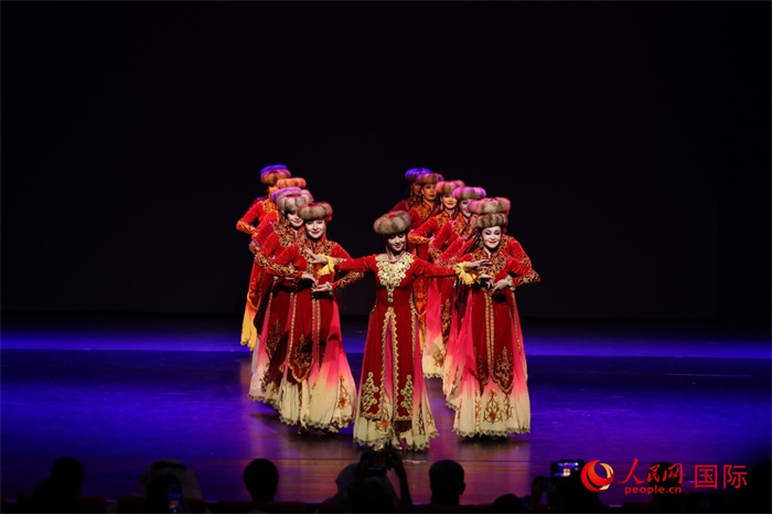 2日在阿聯(lián)酋迪拜舉行的大型音舞詩(shī)畫(huà)《新疆是個(gè)好地方》文藝演出。人民網(wǎng)記者任皓宇攝
