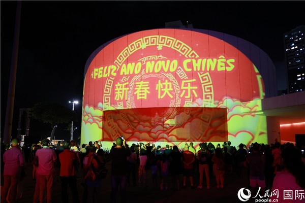 林度夫人公園內(nèi)劇院的外墻上投影出中國文化元素?zé)艄庑?。人民網(wǎng)記者 陳海琪攝
