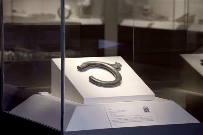 中國國家博物館內(nèi)展出的C形玉龍。