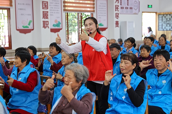 老人們正在學(xué)習(xí)手勢舞。
