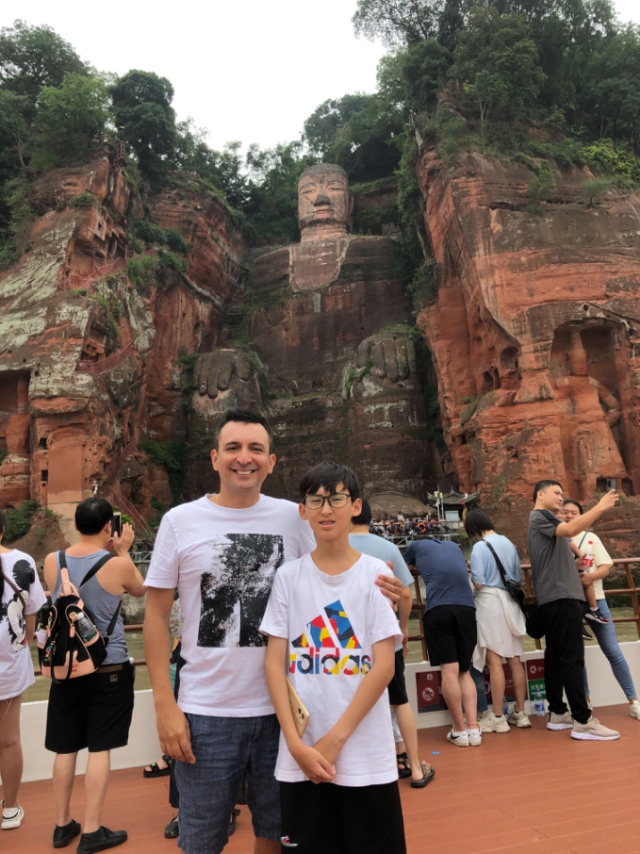 埃爾南多與兒子在廣東佛山。圖片由受訪者提供