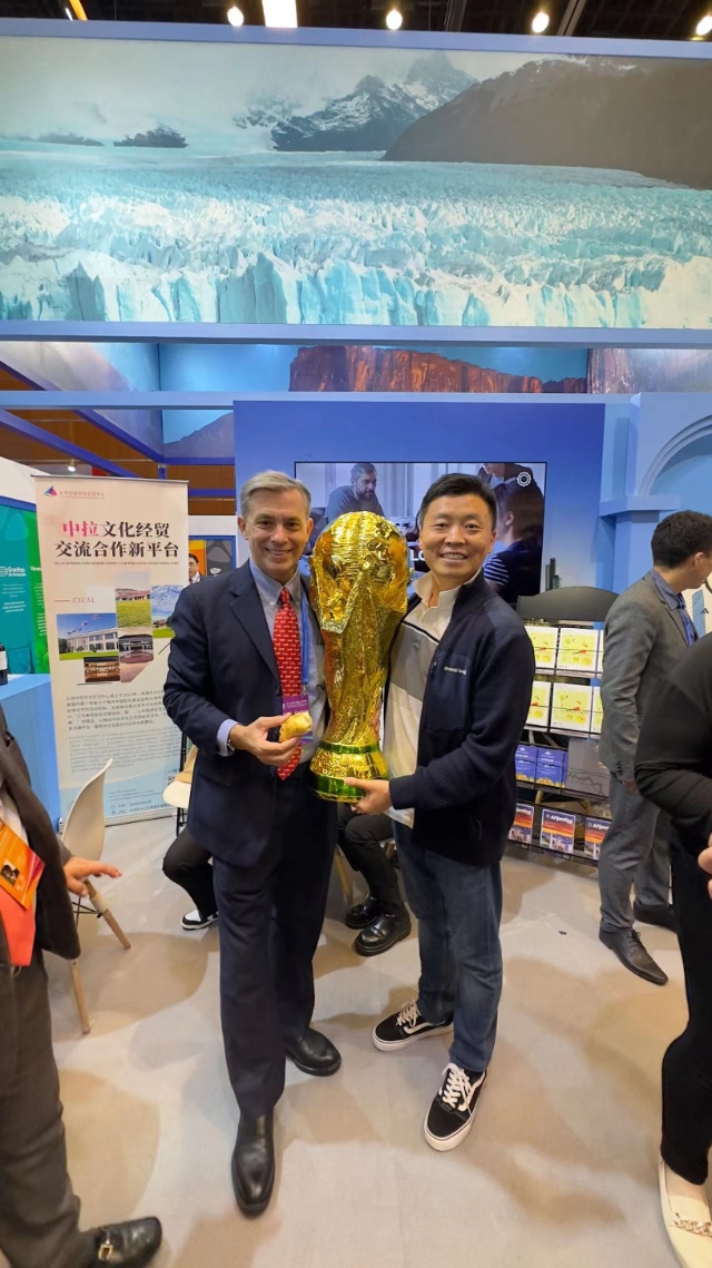 2022年，馬克西米與同事在上海。圖片由受訪者提供