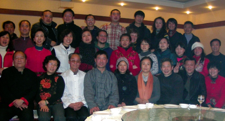 2018年，卡洛斯（二排中間）和武術(shù)學校的老師同學一起過春節(jié)。圖片由受訪者提供