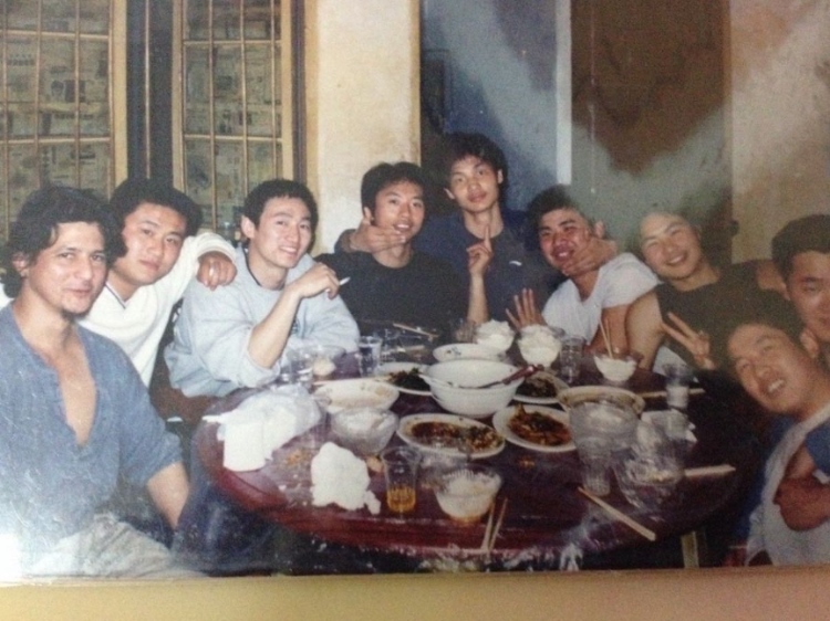 2007 年，卡洛斯·卡斯蒂略（左一）和他的中國朋友在武漢慶祝春節(jié)。圖片由受訪者提供