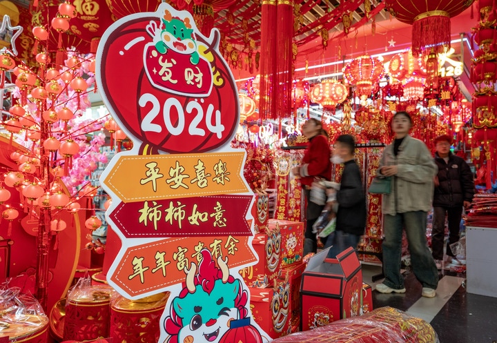 1月11日，顧客在昆明新螺螄灣國際商貿(mào)城選購節(jié)日飾品。新華社記者 陳欣波 攝