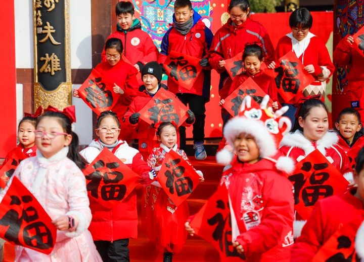 2月2日，小朋友在濟(jì)南五龍?zhí)毒皡^(qū)參加送福字活動(dòng)。新華社發(fā)（徐舟攝）