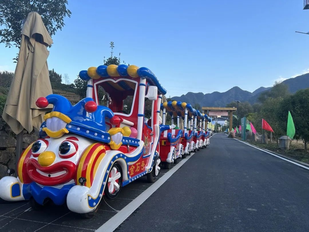 2023年10月，金石村集體出資購(gòu)買了兩輛無(wú)軌觀光小火車。紫陽(yáng)縣融媒體中心供圖