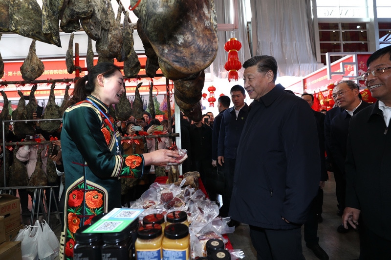 2020年1月19日至21日，中共中央總書記、國家主席、中央軍委主席習(xí)近平來到云南，看望慰問各族干部群眾，向全國人民致以新春祝福。這是20日下午，習(xí)近平在昆明新春購物博覽會年貨街，了解春節(jié)前市場供應(yīng)情況。新華社記者 鞠鵬 攝