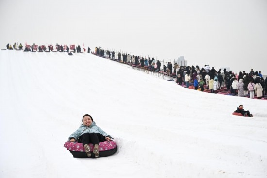 圖為1月18日，市民在內(nèi)蒙古賽馬場(chǎng)滑雪圈。新華社記者 貝赫 攝