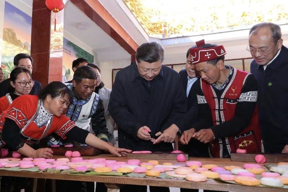 2020年1月19日，習近平總書記在云南省騰沖市清水鄉(xiāng)三家村中寨司莫拉佤族村，同村民李發(fā)順一家制作當?shù)毓?jié)日傳統(tǒng)食品大米粑粑。新華社記者 鞠鵬 攝