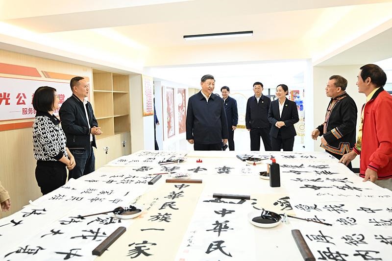 △2023年12月14日，習(xí)近平總書記在廣西南寧市良慶區(qū)蟠龍社區(qū)黨群服務(wù)中心文體活動(dòng)室同社區(qū)居民親切交流。