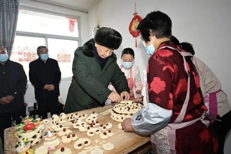 2022年1月26日，習近平總書記在山西省臨汾市霍州市師莊鄉(xiāng)馮南垣村，同師紅兵一家做年饃。新華社記者 李學仁 攝