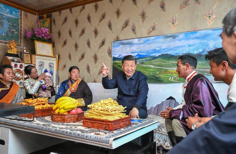 △2021年6月8日，習(xí)近平總書記在青海海北藏族自治州剛察縣果洛藏貢麻村，同藏族牧民索南才讓一家人圍坐在客廳聊家常。
