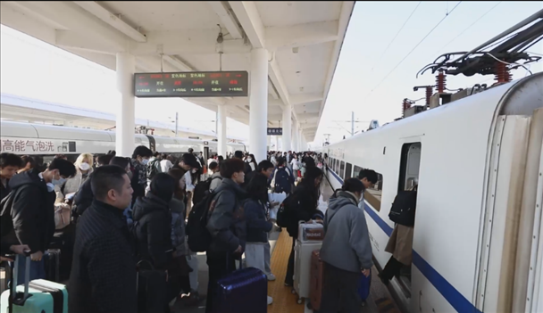 景德鎮(zhèn)北站的旅客陸續(xù)登上回家的列車。中國鐵路南昌局供圖