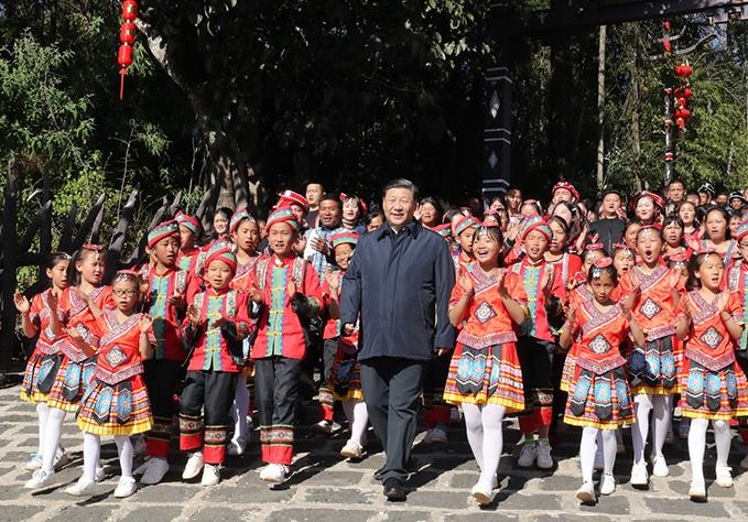 △2020年1月19日，習(xí)近平總書記來(lái)到云南騰沖市清水鄉(xiāng)三家村中寨司莫拉佤族村看望鄉(xiāng)親們。告別時(shí)，鄉(xiāng)親們唱著《阿佤人民唱新歌》，簇?fù)碇倳涀叱龃蹇冢杪曅β曉诖逭镁没厥帯? width=