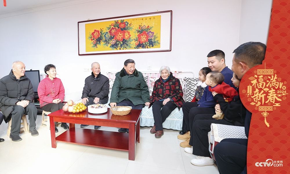 2024年2月1日，習近平總書記在天津市西青區(qū)辛口鎮(zhèn)第六埠村考察時，同村民杜洪剛一家人親切拉家常。