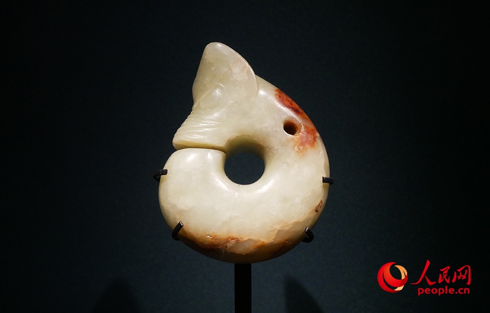 “玉潤(rùn)中華——中國(guó)玉器的萬年史詩圖卷”特展展出的玉豬龍。人民網(wǎng)記者 韋衍行攝