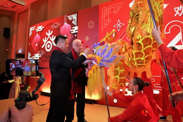 張漢暉（左）、施威特科（右）共同為彩龍點(diǎn)睛。于子恒攝