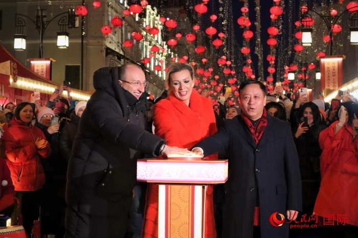 張漢暉、扎哈羅娃、科茲洛夫（從右至左）共同按下活動(dòng)啟動(dòng)按鈕。于子恒攝