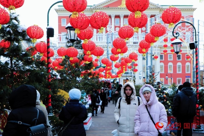 俄羅斯民眾在活動(dòng)現(xiàn)場(chǎng)參觀游玩。人民網(wǎng)記者 隋鑫攝