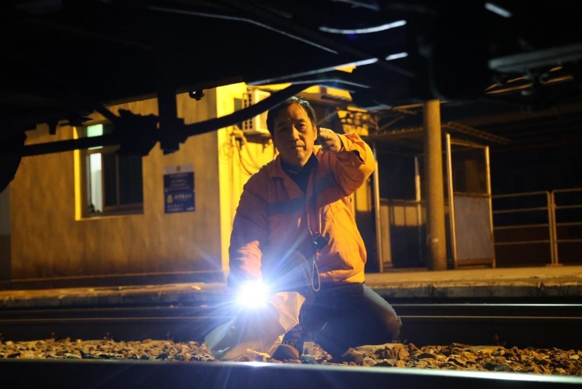 凌晨2點(diǎn)，李金饒正在檢查關(guān)門(mén)車(chē)。陸佳駿攝