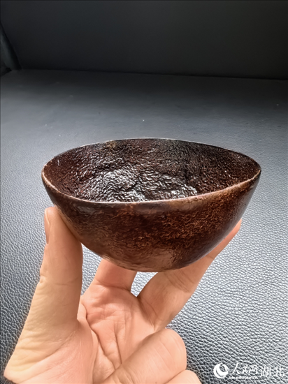 用橘子皮制成的碗。人民網記者 周雯攝