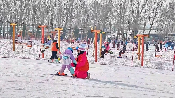 新春走基層｜滑雪場上過春節(jié)！冰城“冷資源”變成“熱經(jīng)濟”
