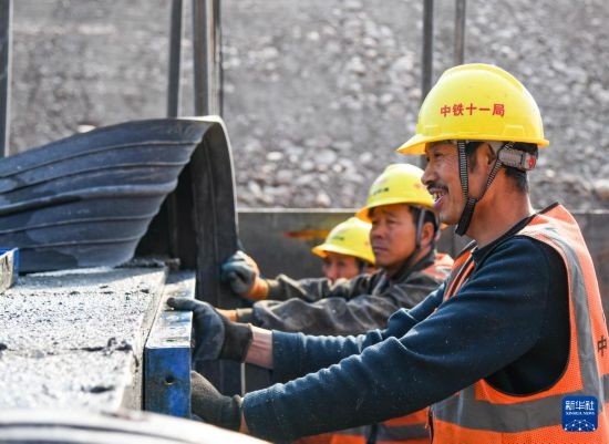 2月13日，在四川省通江縣青峪口水庫建設(shè)現(xiàn)場(chǎng)，中鐵十一局的工人正在進(jìn)行混凝土縱向圍堰施工。