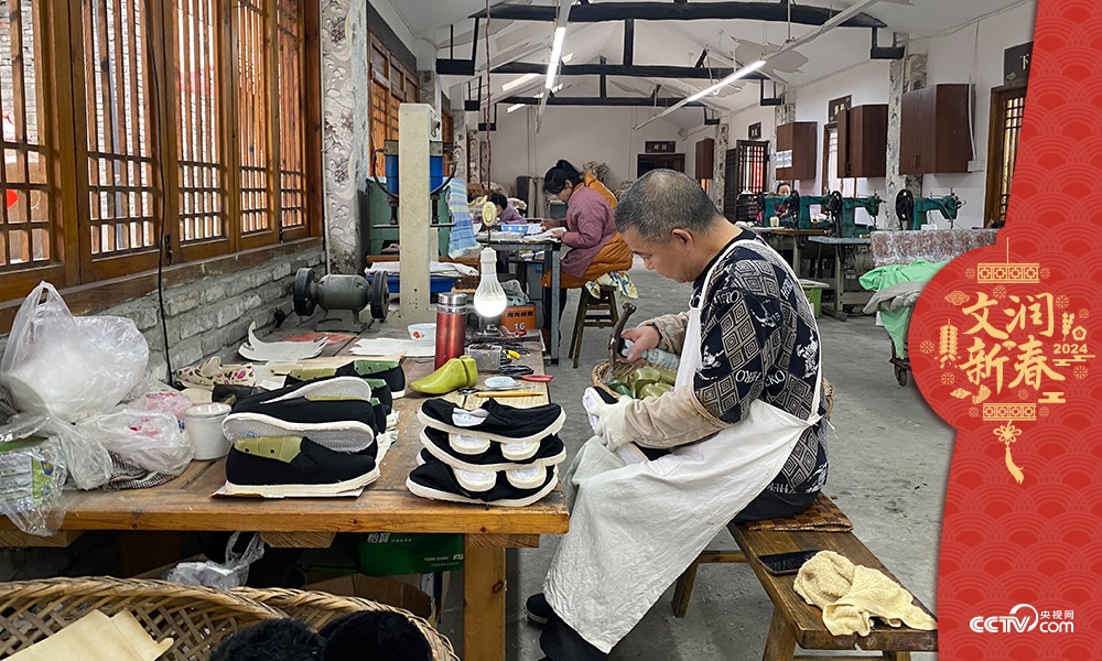 唐昌布鞋坊內(nèi)的工人正在趕制布鞋。王凡攝