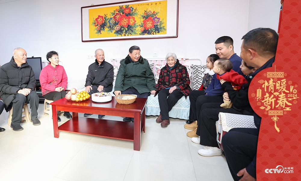 2024年2月1日，習(xí)近平總書記在天津第六埠村考察時(shí)，同村民杜洪剛一家人親切拉家常。