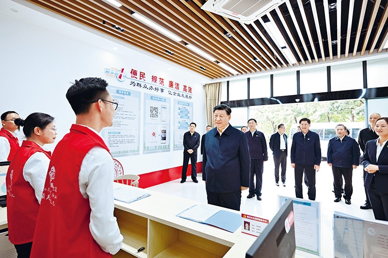 2023年12月14日至15日，中共中央總書記、國家主席、中央軍委主席習近平在廣西考察。這是14日上午，習近平在南寧市良慶區(qū)蟠龍社區(qū)黨群服務中心考察。 新華社記者 燕雁/攝
