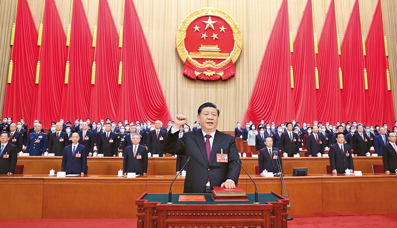2023年3月10日，十四屆全國人大一次會議在北京人民大會堂舉行第三次全體會議。習近平全票當選中華人民共和國主席、中華人民共和國中央軍事委員會主席。這是習近平進行憲法宣誓。 新華社記者 鞠鵬/攝