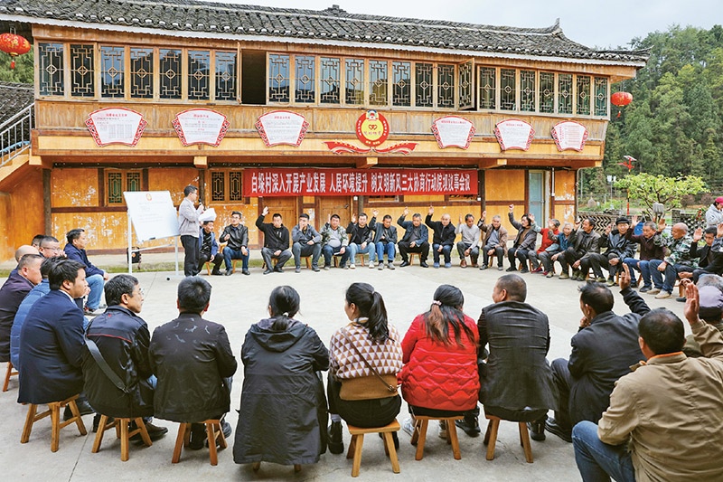 圖為2023年4月6日，貴州省黔東南苗族侗族自治州施秉縣白垛鄉(xiāng)白垛村村民在討論產(chǎn)業(yè)發(fā)展、人居環(huán)境提升、鄉(xiāng)村文明建設(shè)相關(guān)事宜。 人民圖片 磨桂賓/攝
