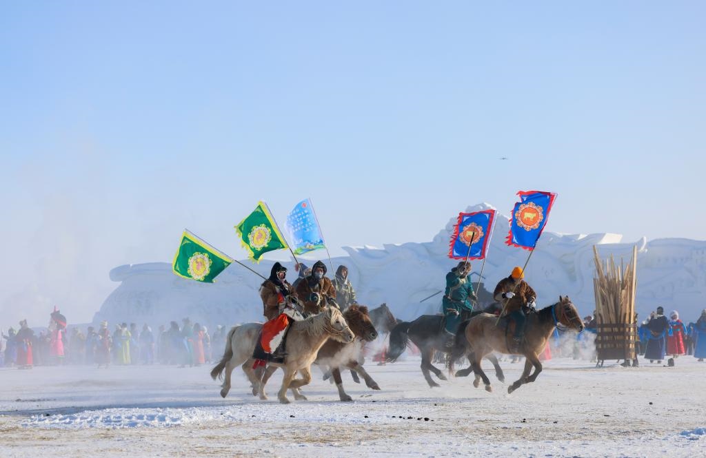 賽馬選手在內(nèi)蒙古自治區(qū)第二十屆冰雪那達慕開幕式上入場（2023年12月17日攝）。新華社記者 王楷焱 攝