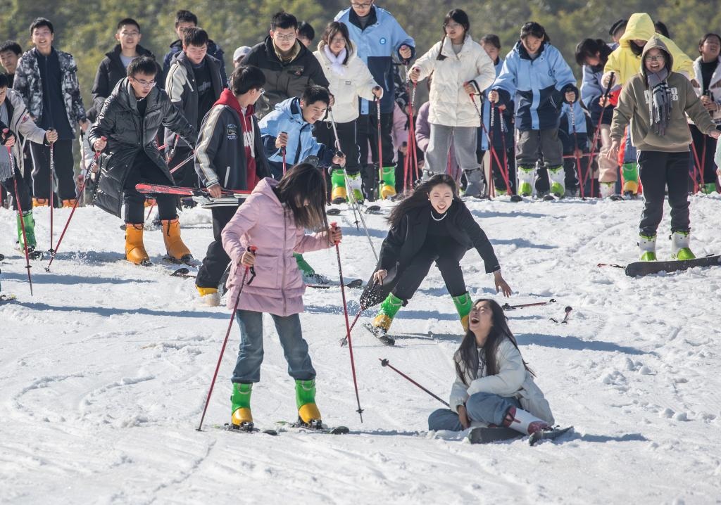 游客在重慶市南川區(qū)金佛山北坡滑雪場滑雪（2023年11月22日攝）。新華社發(fā)（瞿明斌攝）