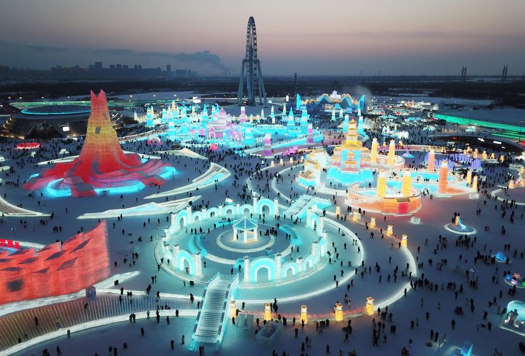 游客在哈爾濱冰雪大世界游玩（無人機照片，2024年1月5日攝）。新華社記者 王建威 攝